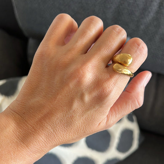anillo ajustable,grande, dorado y resistente al agua ideal para  completar look de nvitada a bodas, bautizos y comuniones. está confeccionado en acero hipoalergénico y es la idea de regalo perfecto para el día de la madre o amigo invisible. Gold plated stainless steel adjustable waterproof ring