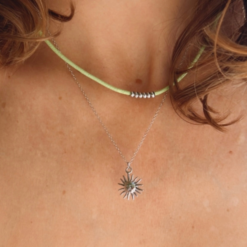gargantilla con sol colgante para verano. El material del collar es plata rodiada o con baño de oro 18 kilates. gold plated sterling silver sun pendant summer necklace
