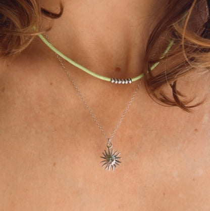 gargantilla con sol colgante para verano. El material del collar es plata rodiada o con baño de oro 18 kilates. gold plated sterling silver sun pendant summer necklace