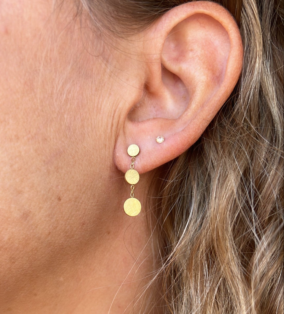 PENDIENTES COLGANTES CORTOS ESTILO BOHO. Son de lágrimas o gotas colgantes con cadena. No pesan nada. Son de acero hipoalergénico y resistente al agua. Son dorados y perfectos para looks boho y para llevar en la piscina o en el mar. 