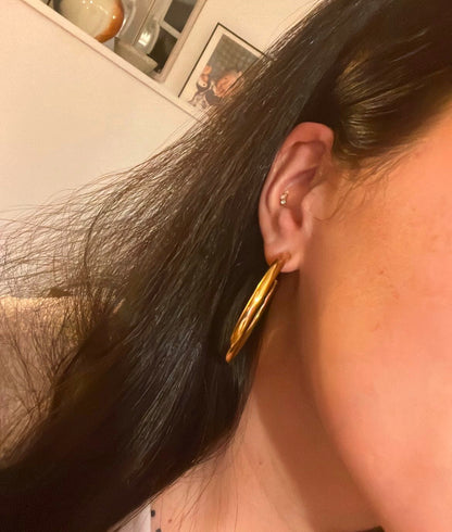 Pendientes de aro criolla grandes y grueso en acero hipoalergénico con baño de oro 18 kilates. Gold plated sterling silver big hoop stainless steel hipoallergenic earrings