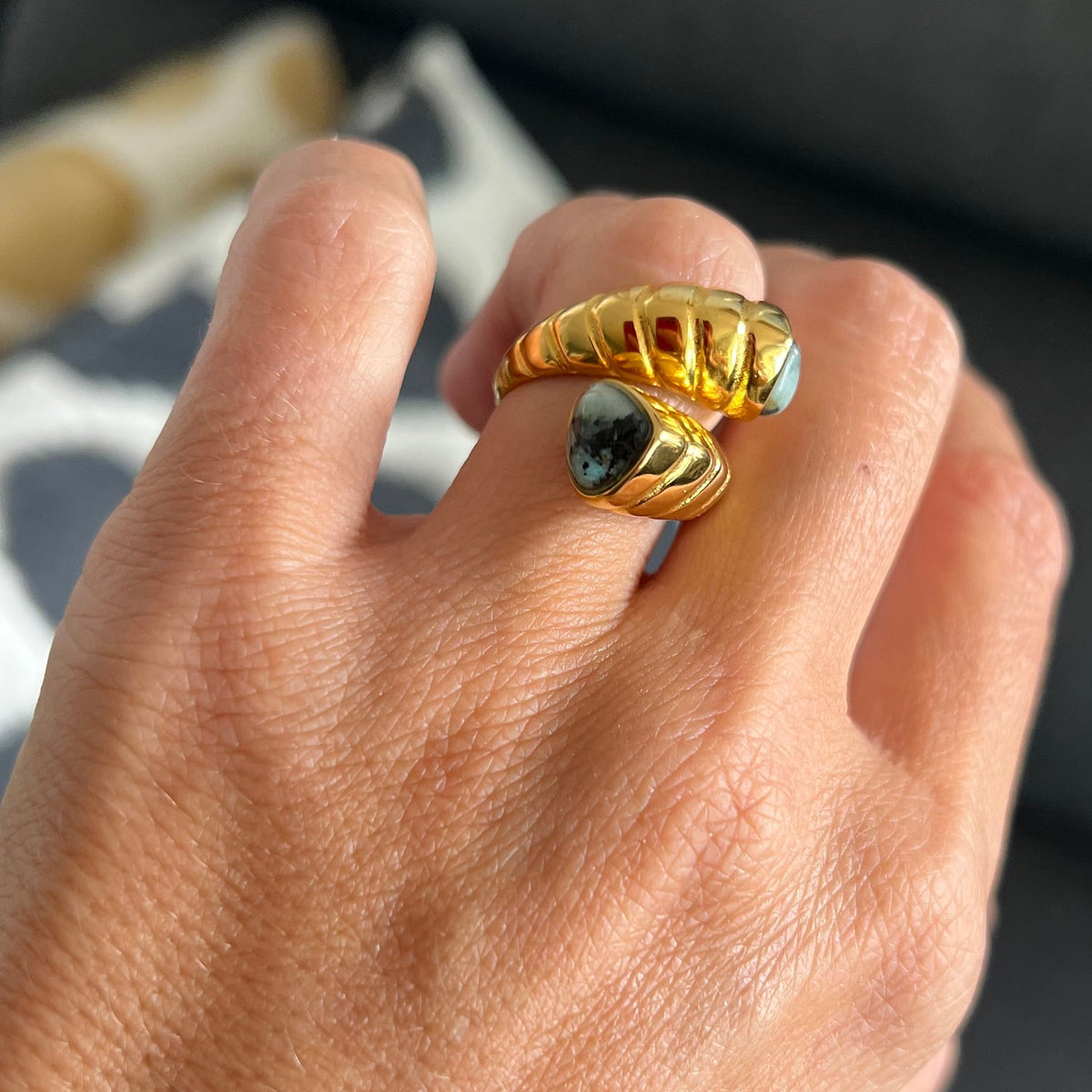anillo boho ajustable,grande, dorado y resistente al agua ideal para  completar look de Invitada a bodas, bautizos y comuniones. está confeccionado en acero hipoalergénico y es la idea de regalo perfecto para el día de la madre o amigo invisible. Gold plated stainless steel adjustable waterproof ring