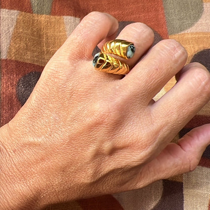 anillo boho ajustable,grande, dorado y resistente al agua ideal para  completar look de Invitada a bodas, bautizos y comuniones. está confeccionado en acero hipoalergénico y es la idea de regalo perfecto para el día de la madre o amigo invisible. Gold plated stainless steel adjustable waterproof ring
