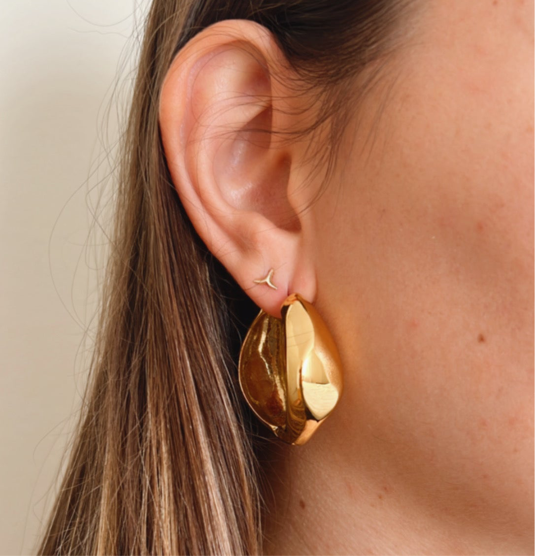 pendientes de aro grande con forma de onda en acero hipoalergénico y resistente al agua. disponibles en dorado y plateado. gold plated stainless steel wavy hoop earrings