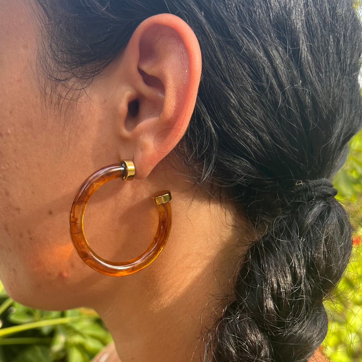 Pendientes de aro criolla grandes y grueso en carey y acero hipoalergénico dorado. Gold plated sterling silver big hoop tortoise and stainless steel hipoallergenic earrings