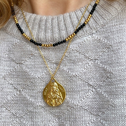 gargantilla de acero hipoalergenico y resistente al agua para bañarse en la piscina o en el mar. Tienes franjas de color negro y dorado. Perfecta para verano, otoño, invierno y primavera