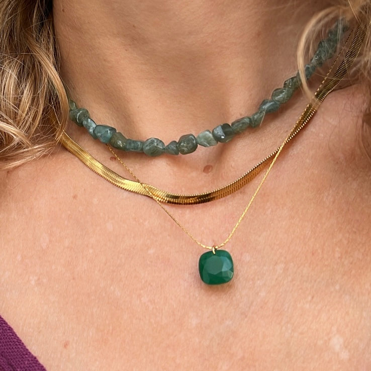 cadena o collar boho con colgante de piedra natural hecho de acero hipoalergénico y resistente al agua. Es color oro. Gold plated stainless steel waterproof mineral pendant necklace