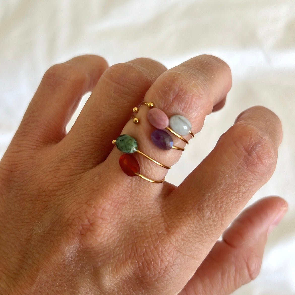 anillo ajustable de acero inoxidable dorado con piedra natural: rodocrosita, amatista, ágata roja, amazonita o piedra africana. Son talla única. Ideales como regalo a adolescentes. 