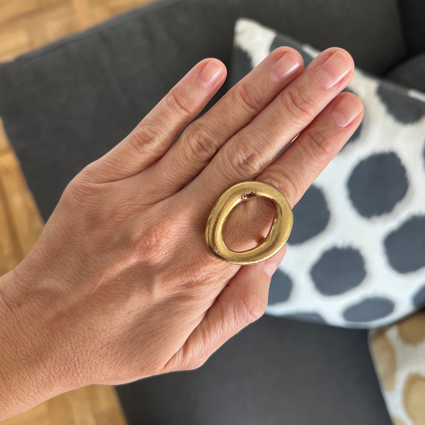 anillo ajustable,grande, dorado y resistente al agua ideal para  completar look de nvitada a bodas, bautizos y comuniones. está confeccionado en acero hipoalergénico y es la idea de regalo perfecto para el día de la madre o amigo invisible. Gold plated stainless steel adjustable waterproof ring