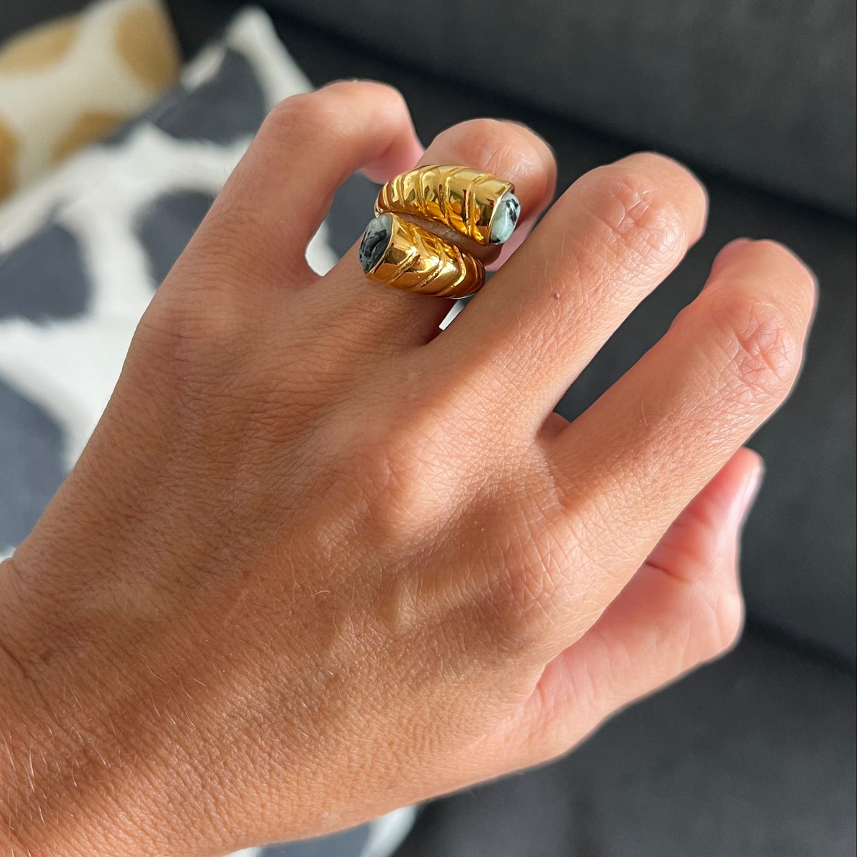 anillo boho ajustable,grande, dorado y resistente al agua ideal para  completar look de Invitada a bodas, bautizos y comuniones. está confeccionado en acero hipoalergénico y es la idea de regalo perfecto para el día de la madre o amigo invisible. Gold plated stainless steel adjustable waterproof ring