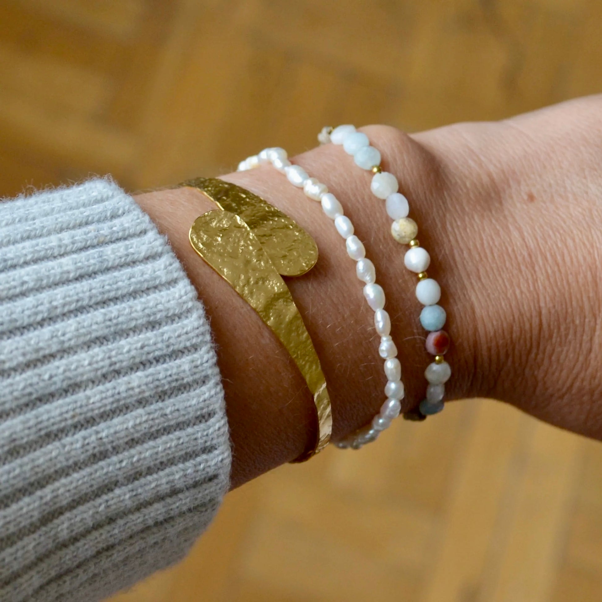 Pulsera o brazalete ajustable y fino resistente al agua. Está confeccionado en acero inoxidable dorado con relieve. Es perfecto para looks de invitada a boda o fiestas de noche boho. Gold plated stainless Steel adjustable waterproof bracelet.