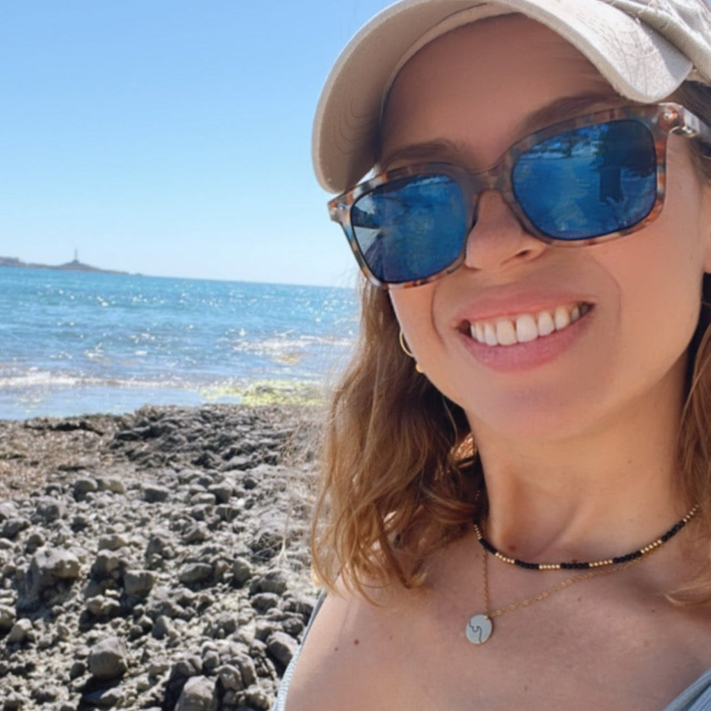 gargantilla de acero hipoalergenico y resistente al agua para bañarse en la piscina o en el mar. Tienes franjas de color negro y dorado. Perfecta para verano, otoño, invierno y primavera