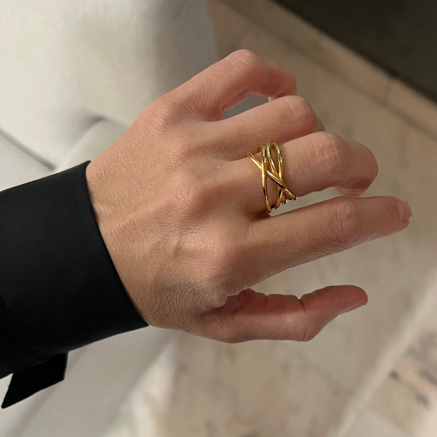 anillo entrelazado dorado Ancho y resistente al agua.. está confeccionado en acero hipoalergénico con baño de oro  o plata. Gold plated stainless steel waterproof adjustable ring