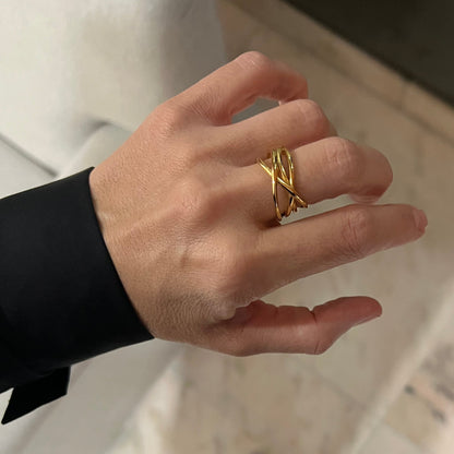 anillo entrelazado dorado Ancho y resistente al agua.. está confeccionado en acero hipoalergénico con baño de oro  o plata. Gold plated stainless steel waterproof adjustable ring