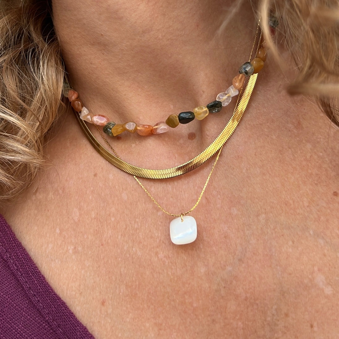 cadena o collar boho con colgante de piedra natural hecho de acero hipoalergénico y resistente al agua. Es color oro. Gold plated stainless steel waterproof mineral pendant necklace