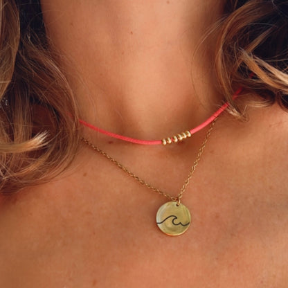 Gargantilla de verano con medalla de ola para surferos. Es de acero hipoalergénico dorado resistente al agua. Gold plated stainless steel wave pendant surf necklace