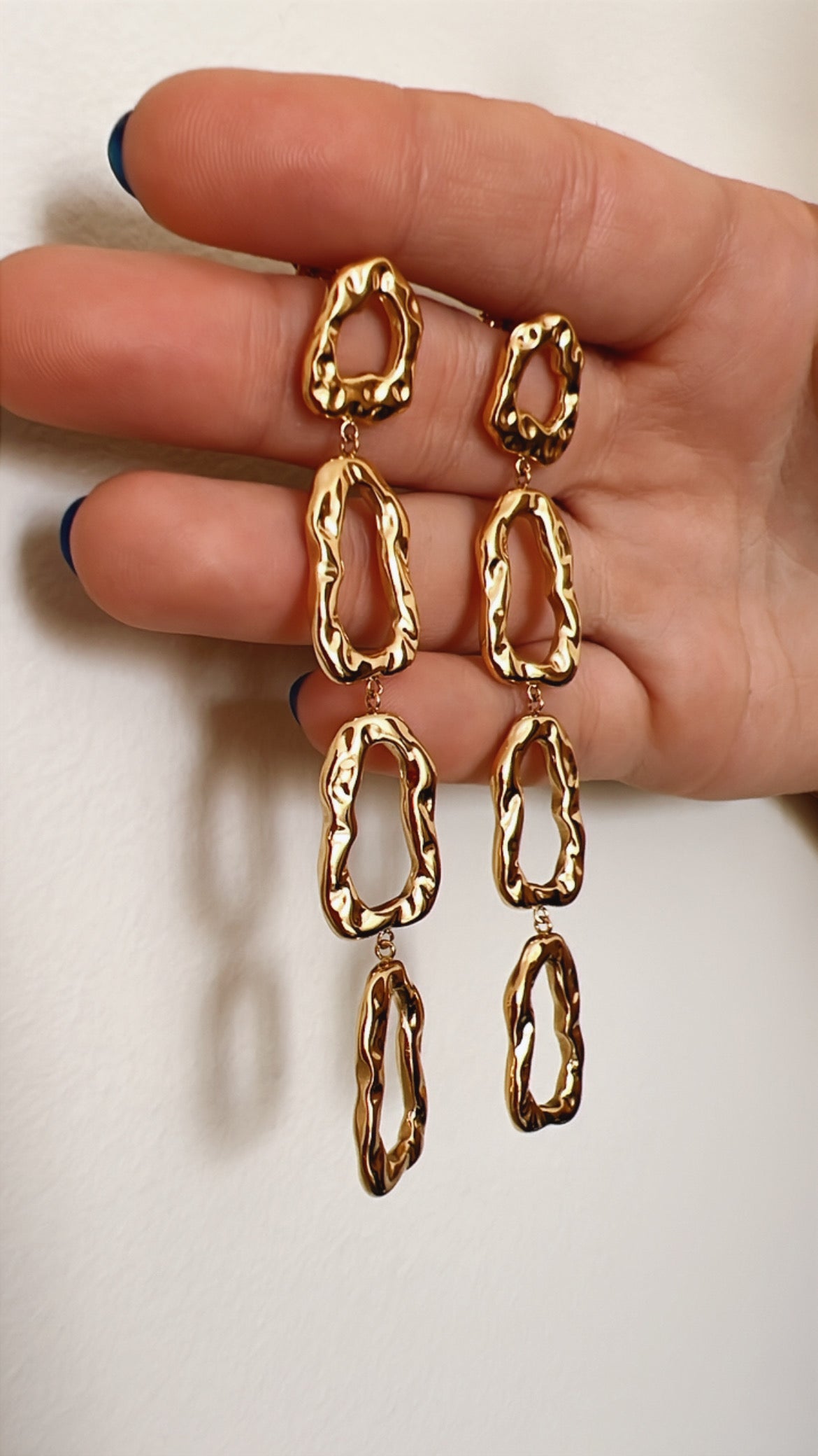 pendientes de largos de fiesta con ESLABONES GRUESOS martelé para una invitada a boda o evento. No pesan. Son hipoalergénicos y resistentes al agua. Gold plated stainless steel long CHAIN earrings