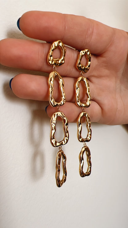 pendientes de largos de fiesta con ESLABONES GRUESOS martelé para una invitada a boda o evento. No pesan. Son hipoalergénicos y resistentes al agua. Gold plated stainless steel long CHAIN earrings