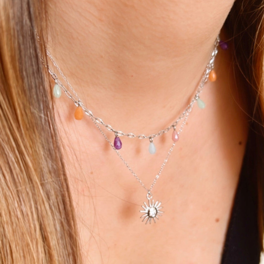 gargantilla fina de eslabones para primavera o verano con piedras mineral natural calcedonia azul, rosa, verde, naranja y amatista morada. es hipoalergénica y resistente al agua. Ideal para regalar. 