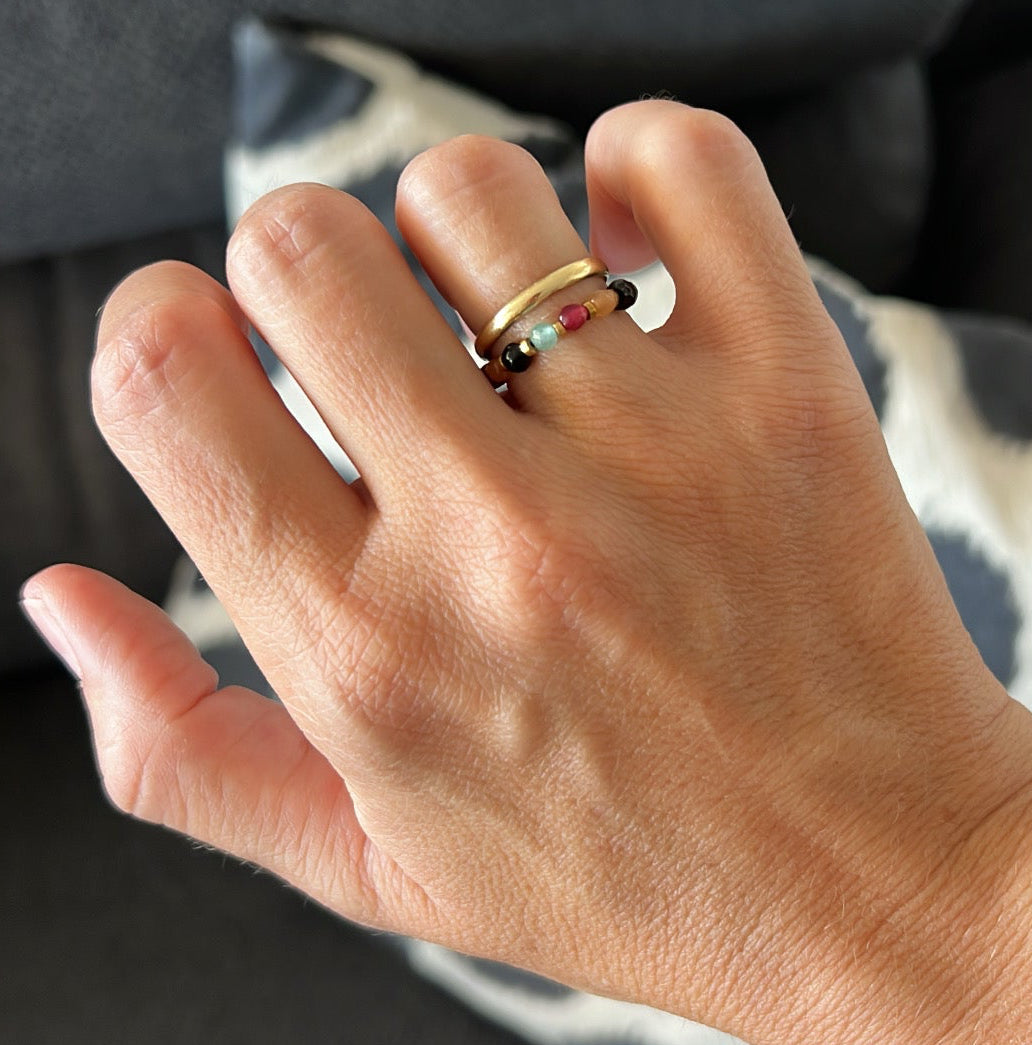 anillo boho ajustable porque es elástico. resistente al agua ideal para look hippy de verano. está confeccionado en acero hipoalergénico dorado y piedra natural y es la idea de regalo perfecto para el día de la madre o amigo invisible. Gold plated stainless steel adjustable waterproof ring