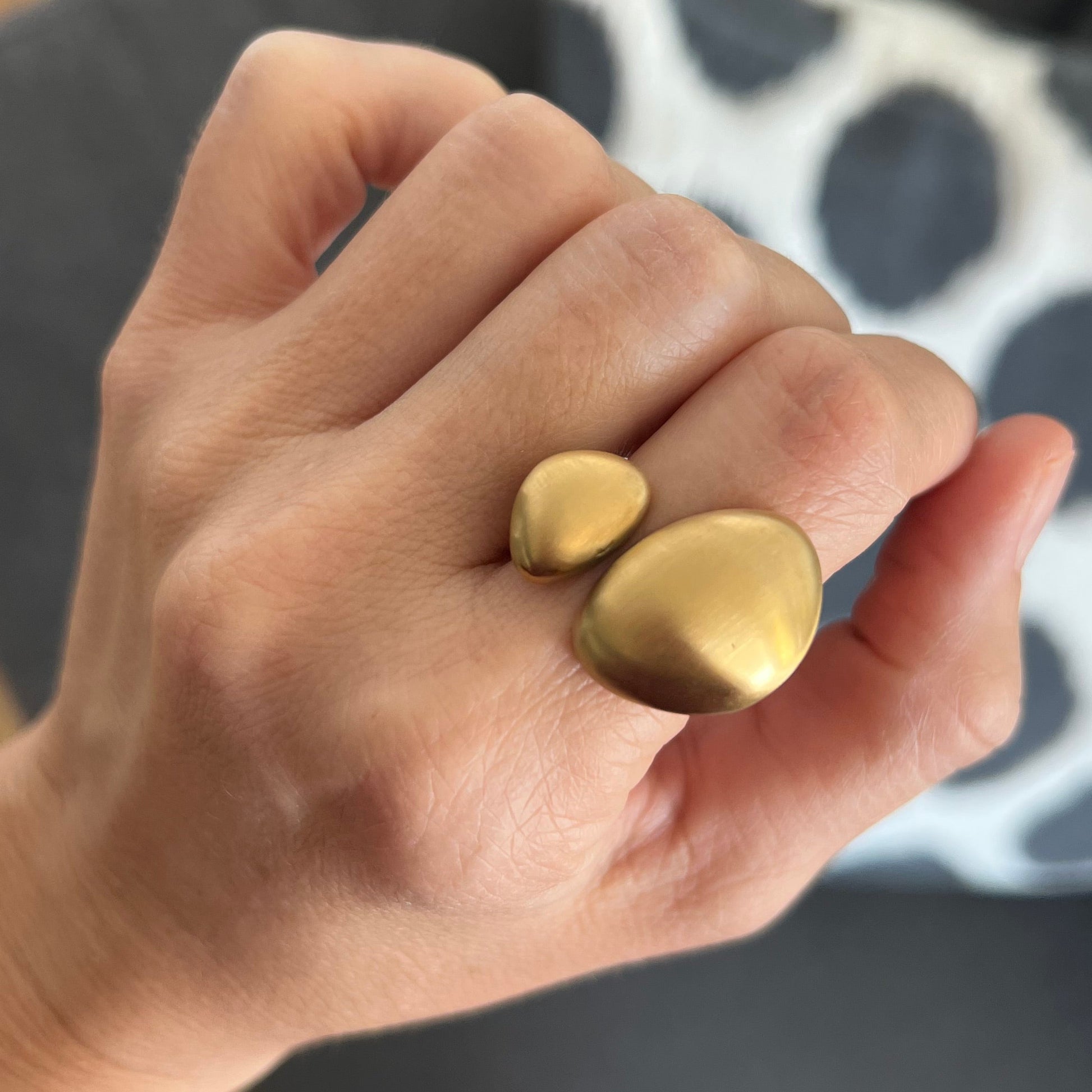 anillo ajustable,grande, dorado y resistente al agua ideal para  completar look de nvitada a bodas, bautizos y comuniones. está confeccionado en acero hipoalergénico y es la idea de regalo perfecto para el día de la madre o amigo invisible. Gold plated stainless steel adjustable waterproof ring