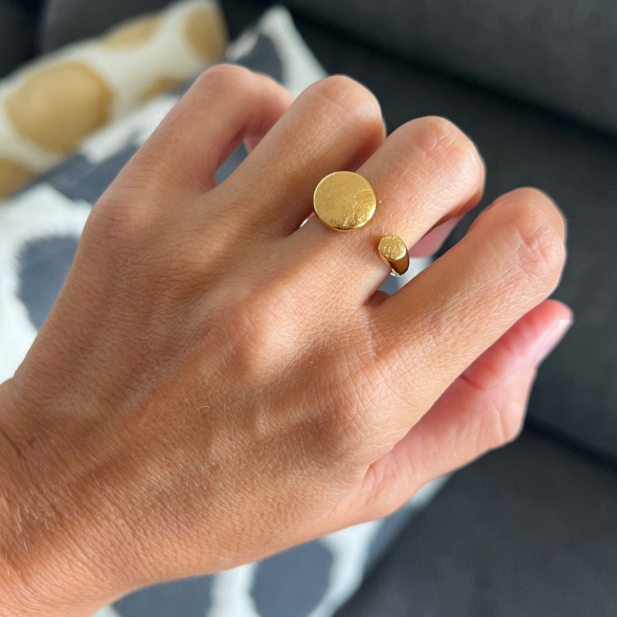 anillo boho ajustable,grande, dorado y resistente al agua ideal para  completar look de Invitada a bodas, bautizos y comuniones. está confeccionado en acero hipoalergénico y es la idea de regalo perfecto para el día de la madre o amigo invisible. Gold plated stainless steel adjustable waterproof ring