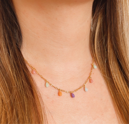 gargantilla fina de eslabones para primavera o verano con piedras mineral natural calcedonia azul, rosa, verde, naranja y amatista morada. es hipoalergénica y resistente al agua. Ideal para regalar. 