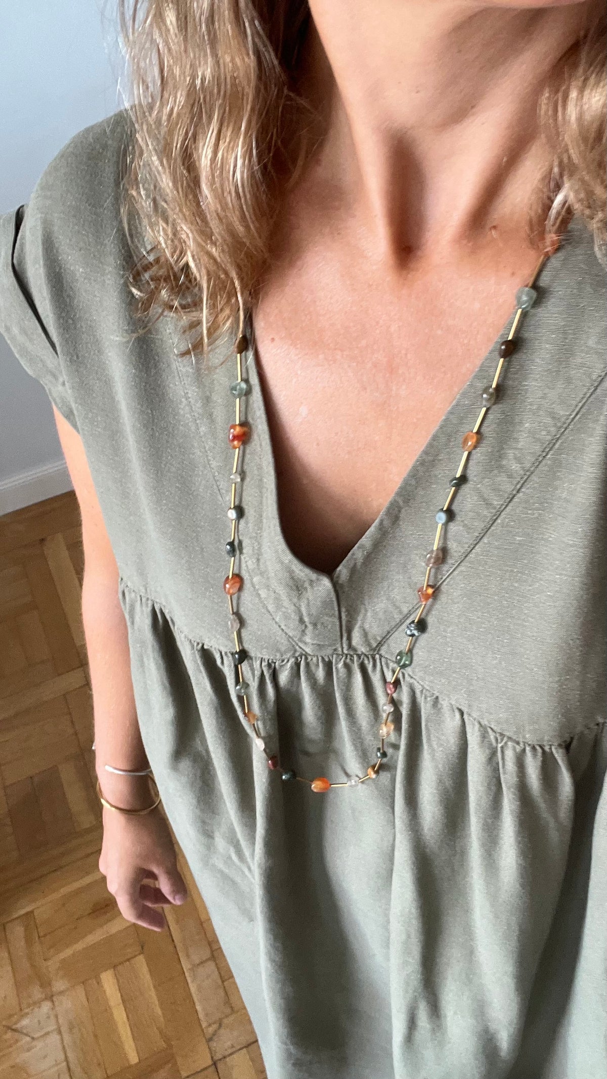 collar largo boho de acero hipoalergenico resistente al agua. tiene piedras naturales rodocrosita, aventurina, espinela y esta bañada en oro. Gold plated stainless steel turquoise and coral bead waterproof necklace