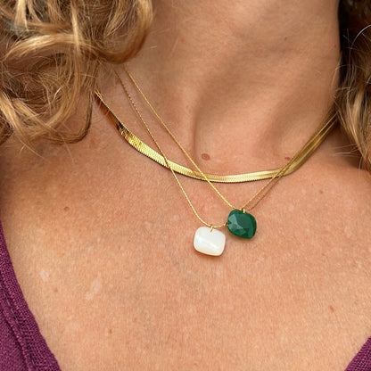 cadena o collar boho con colgante de piedra natural hecho de acero hipoalergénico y resistente al agua. Es color oro. Gold plated stainless steel waterproof mineral pendant necklace