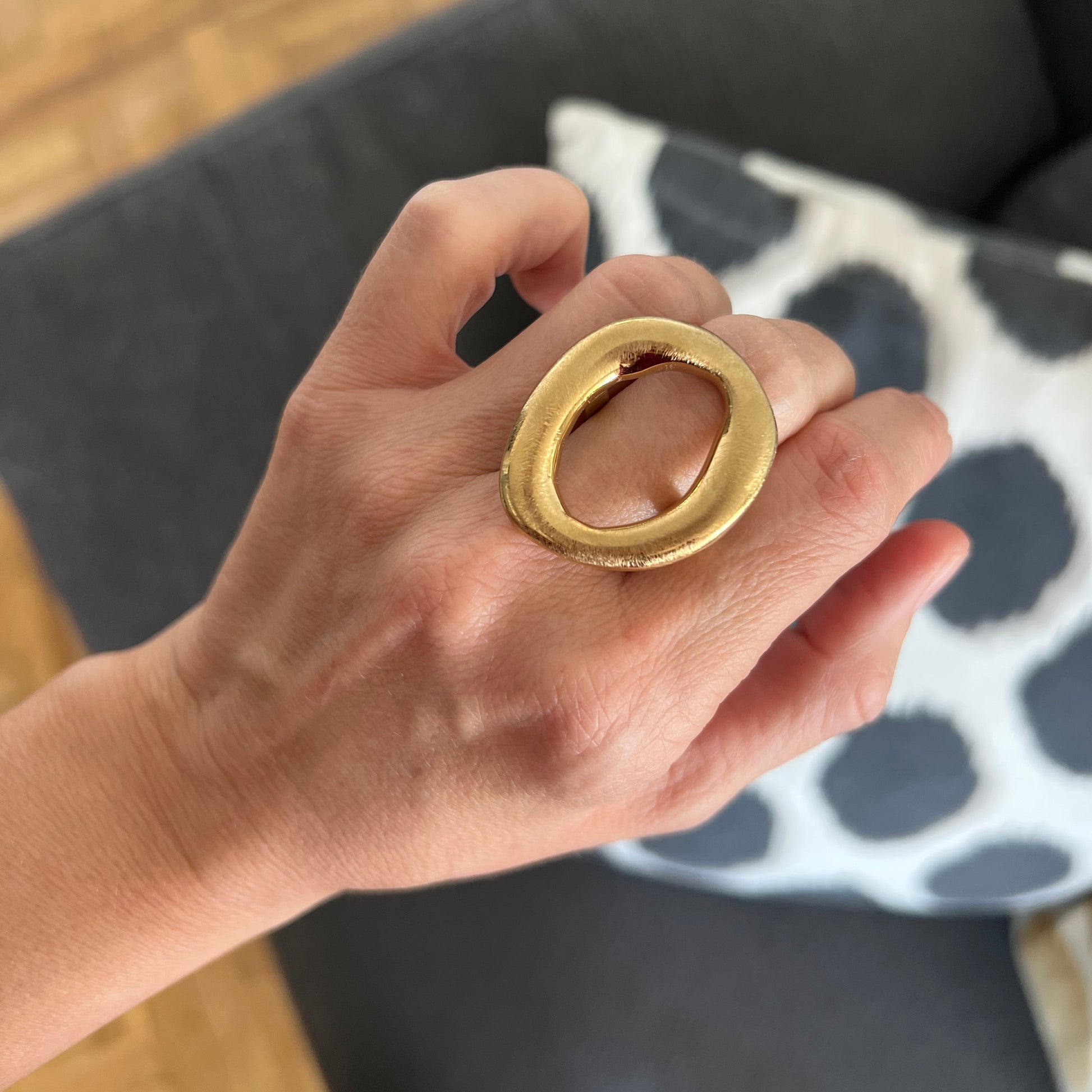 anillo ajustable,grande, dorado y resistente al agua ideal para  completar look de nvitada a bodas, bautizos y comuniones. está confeccionado en acero hipoalergénico y es la idea de regalo perfecto para el día de la madre o amigo invisible. Gold plated stainless steel adjustable waterproof ring