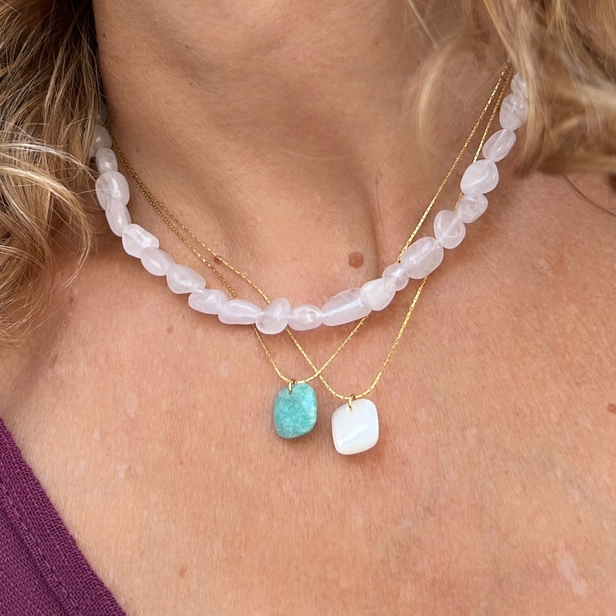 cadena o collar boho con colgante de piedra natural hecho de acero hipoalergénico y resistente al agua. Es color oro. Gold plated stainless steel waterproof mineral pendant necklace