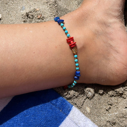 tobillera para verano resistente al agua en colores azul turquesa y coral. Es de acero hipoalergénico