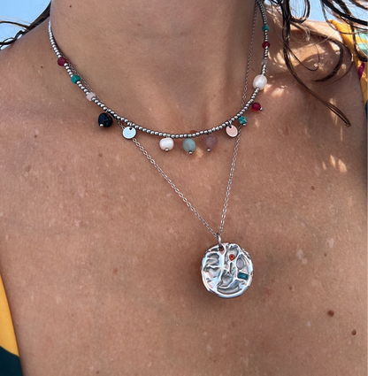 Gargantilla con medalla martillada y piedras de colores. Es de acero hipoalergénico dorado o plateado resistente al agua