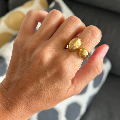 anillo boho ajustable,grande, dorado y resistente al agua ideal para  completar look de Invitada a bodas, bautizos y comuniones. está confeccionado en acero hipoalergénico y es la idea de regalo perfecto para el día de la madre o amigo invisible. Gold plated stainless steel adjustable waterproof ring
