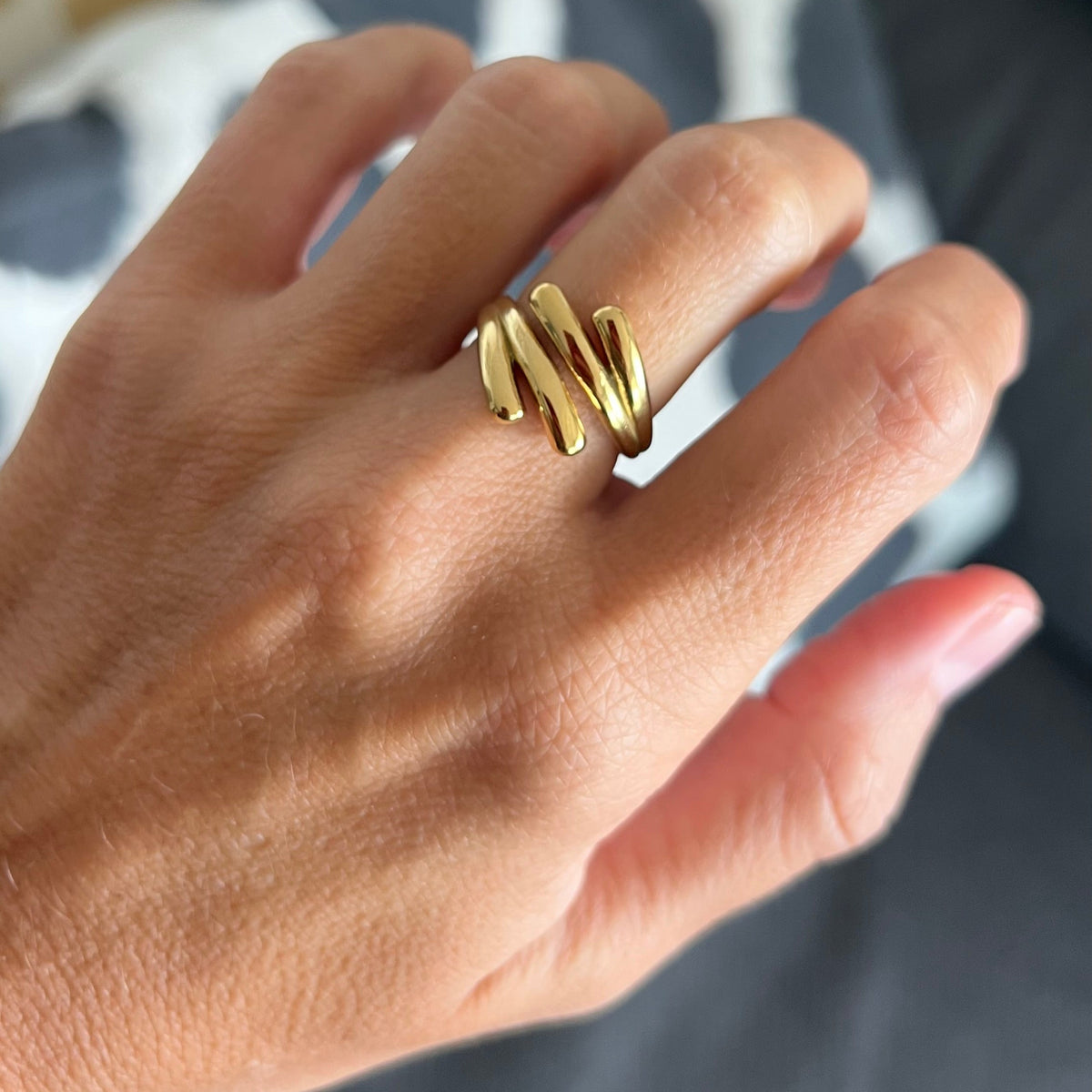 anillo boho ajustable,grande, dorado y resistente al agua ideal para  completar look de Invitada a bodas, bautizos y comuniones. está confeccionado en acero hipoalergénico y es la idea de regalo perfecto para el día de la madre o amigo invisible. Gold plated stainless steel adjustable waterproof ring