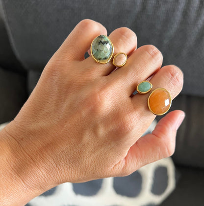 anillo ajustable,grande, dorado y resistente al agua ideal para  completar look de nvitada a bodas, bautizos y comuniones. está confeccionado en acero hipoalergénico y piedra natural y es la idea de regalo perfecto para el día de la madre o amigo invisible. Gold plated stainless steel adjustable waterproof ring