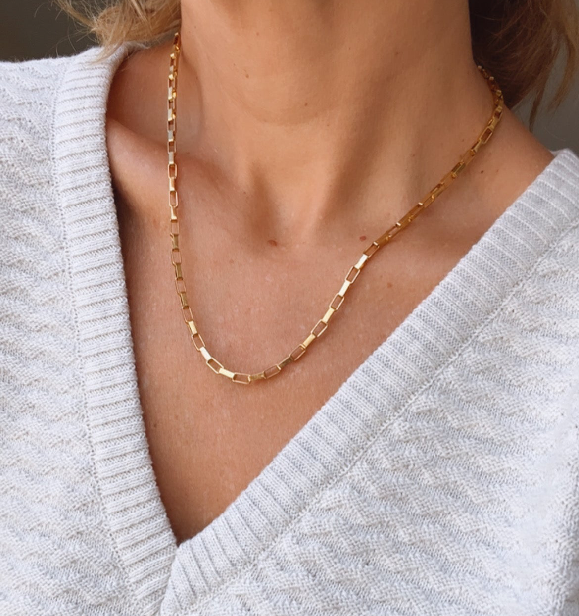 gargantilla o collar de cadena con eslabón grueso dorado. Es de acero hipoalergénico resistente al agua. gold plated stainless steel box chain necklace