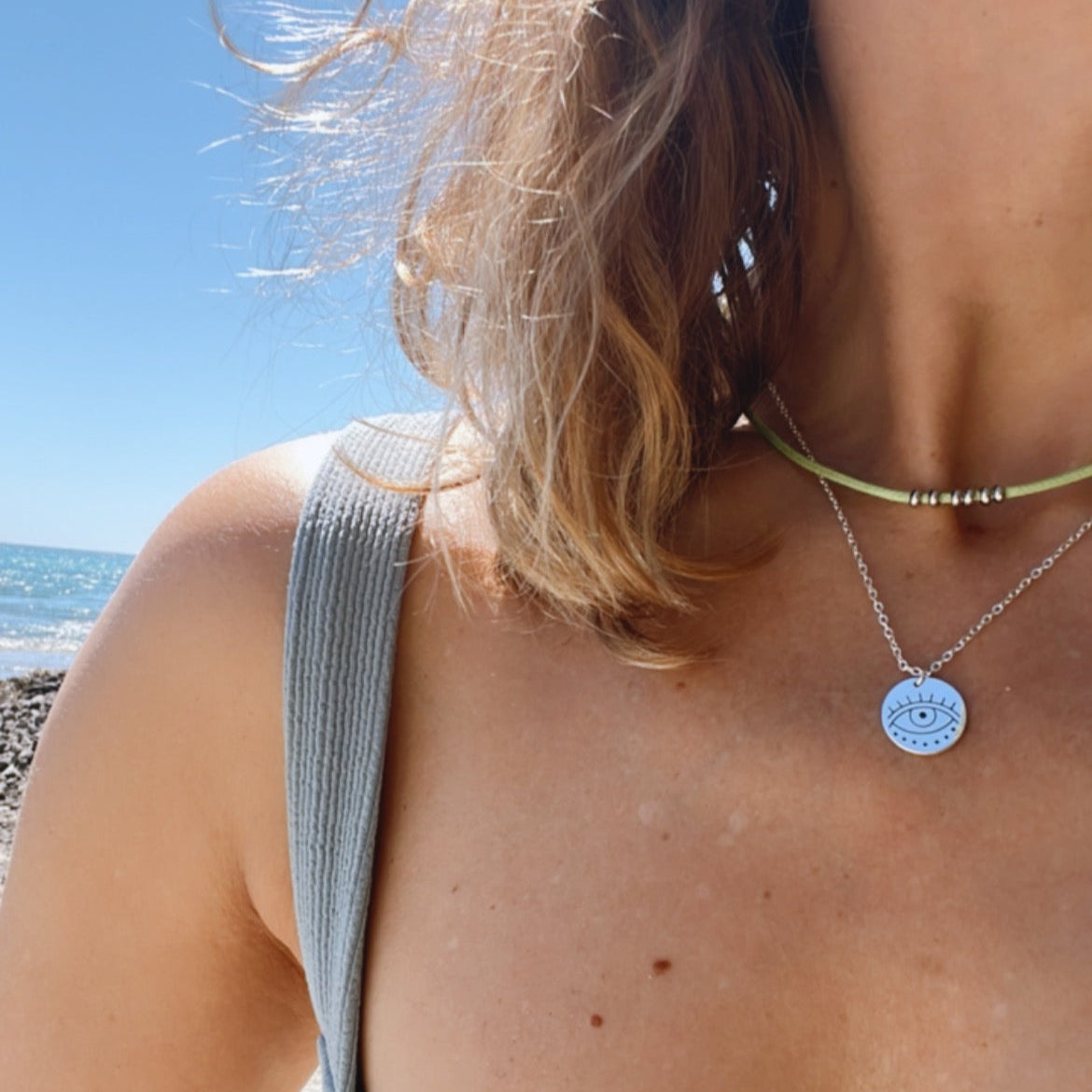 Gargantilla de verano con medalla del ojo turco o de horus. Es un amuleto de acero hipoalergénico dorado resistente al agua. Gold plated stainless steel evil eye pendant necklace