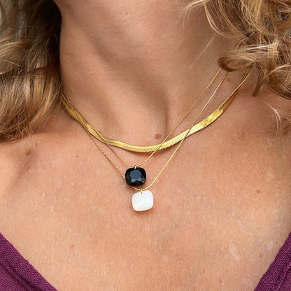 cadena o collar boho con colgante de piedra natural hecho de acero hipoalergénico y resistente al agua. Es color oro. Gold plated stainless steel waterproof mineral pendant necklace