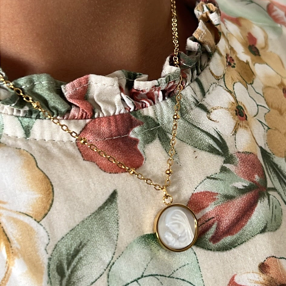 GARGANTILLA dorada con medalla de la virgen maria en nácar. Es de acero hipoalergénico y resistente al agua. Ideal como regalo de primera comunión para niña.