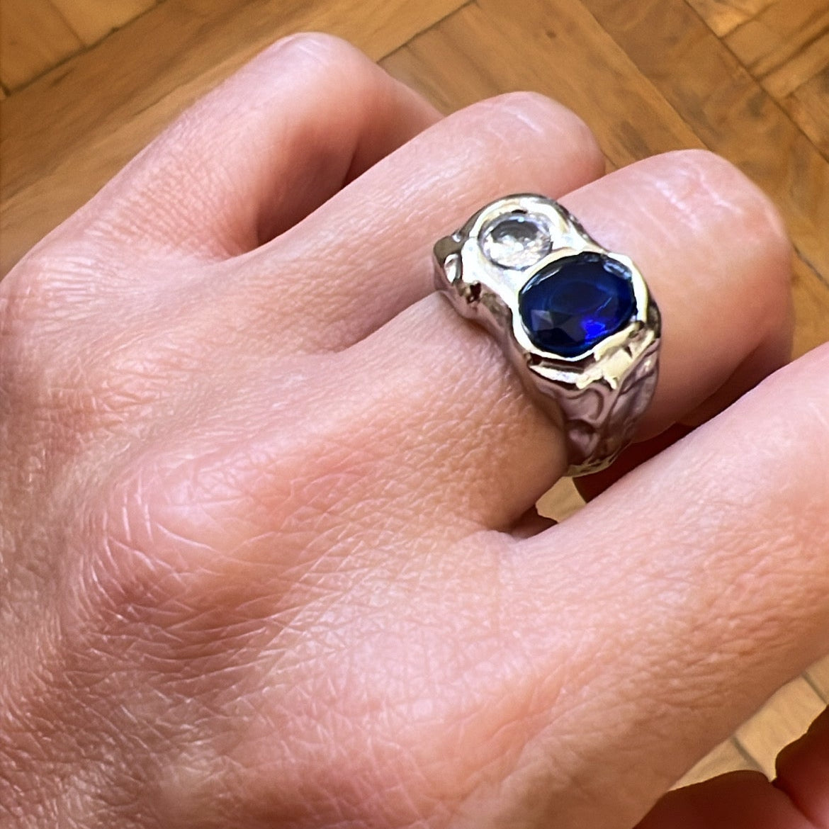 anillo dorado o plateado grueso martillado con piedra azul marino y blanca. está confeccionado en acero hipoalergénico con baño de oro resistente al agua Gold plated stainless steel waterproof chunky ring