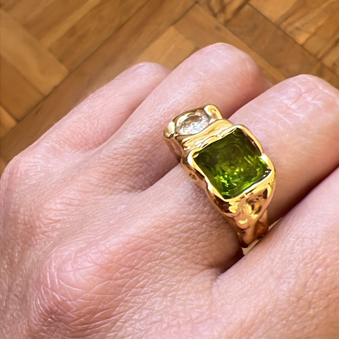 anillo dorado o plateado grueso martillado con piedra verde y blanca. está confeccionado en acero hipoalergénico con baño de oro resistente al agua Gold plated stainless steel waterproof chunky ring