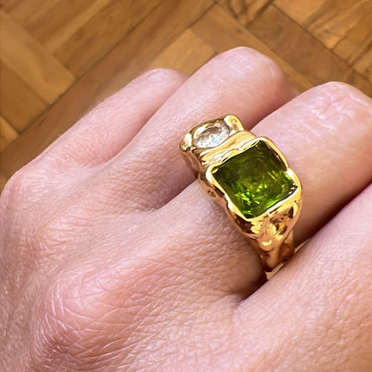 anillo dorado o plateado grueso martillado con piedra verde y blanca. está confeccionado en acero hipoalergénico con baño de oro resistente al agua Gold plated stainless steel waterproof chunky ring
