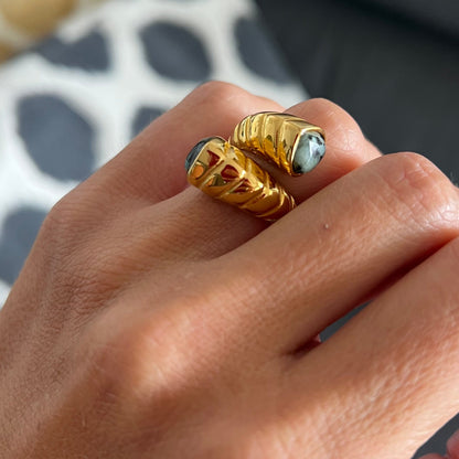 anillo boho ajustable,grande, dorado y resistente al agua ideal para  completar look de Invitada a bodas, bautizos y comuniones. está confeccionado en acero hipoalergénico y es la idea de regalo perfecto para el día de la madre o amigo invisible. Gold plated stainless steel adjustable waterproof ring
