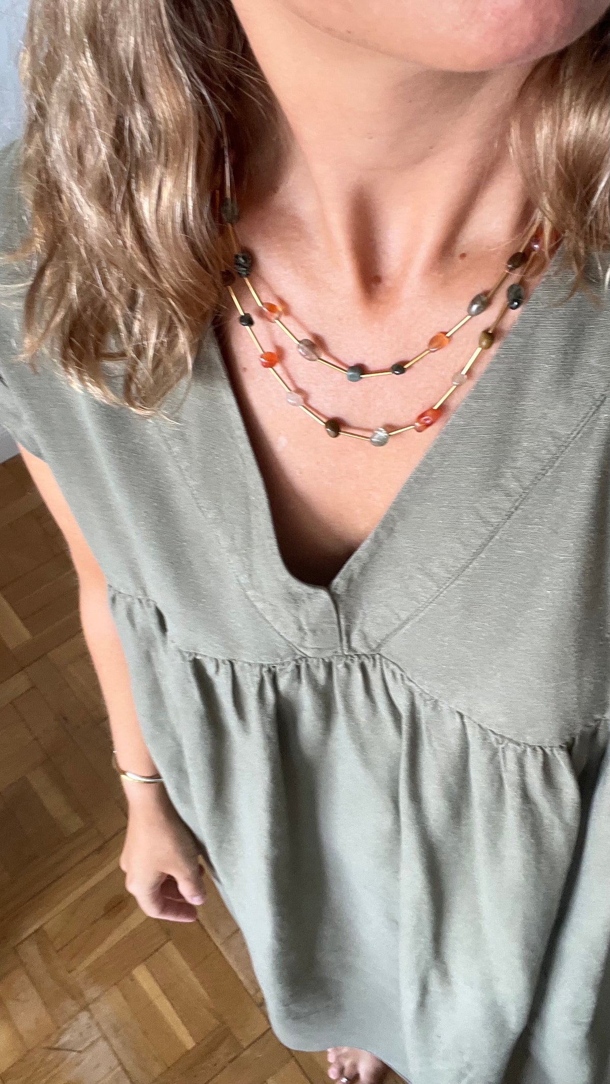 collar largo boho de acero hipoalergenico resistente al agua. tiene piedras naturales rodocrosita, aventurina, espinela y esta bañada en oro. Gold plated stainless steel turquoise and coral bead waterproof necklace