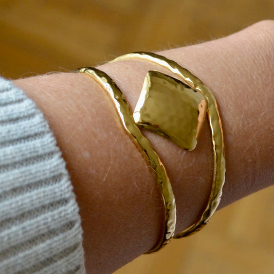 Pulsera o brazalete ajustable y ancho resistente al agua. Está confeccionado en acero inoxidable dorado. Es perfecto para looks de invitada a boda o fiestas de noche boho. Gold plated stainless Steel adjustable waterproof bracelet.