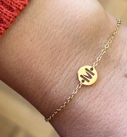 Pulsera con la letra o inicial de tu nombre dorada o plateada. Es el regalo perfecto para una madres e hijos.  Es de acero quirúrgico, hipoalergénico y resistente al agua 