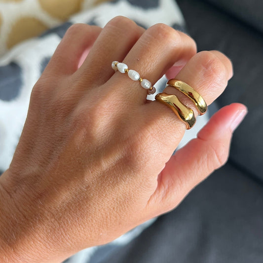 anillo boho ajustable,grande, dorado y resistente al agua ideal para  completar look de Invitada a bodas, bautizos y comuniones. está confeccionado en acero hipoalergénico y es la idea de regalo perfecto para el día de la madre o amigo invisible. Gold plated stainless steel adjustable waterproof ring