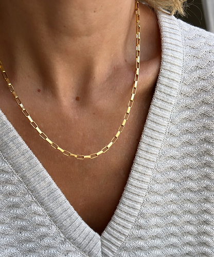 gargantilla o collar de cadena con eslabón grueso dorado. Es de acero hipoalergénico resistente al agua. gold plated stainless steel box chain necklace