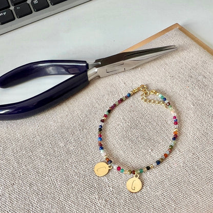 Idea de regalo personalizado para mamá o mujeres. Pulsera de mineral o piedras naturales con las letras e iniciales en plata de ley con baño de oro